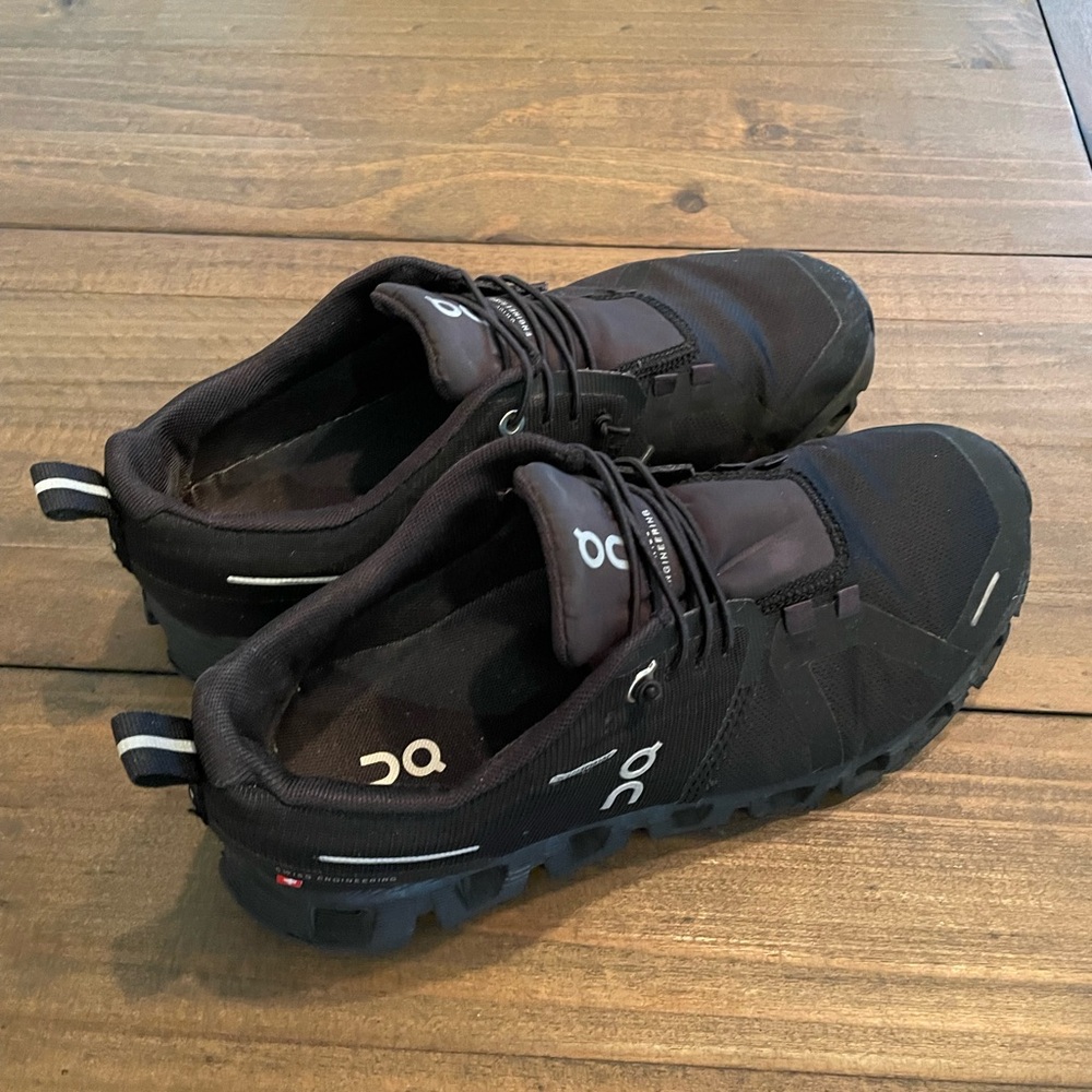 On Running Black Shoes - women’s 8
